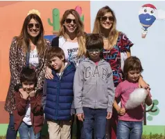  ??  ?? Maju Lozano con Joaco, Florencia Bertotti su sobrino y su hijo Romeo y Pía Slapka con Gero.