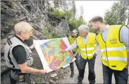  ??  ?? MAGNETISK: Ordfører Tor Peder Lohne fikk se kart som viser magnetiske bergarter i området Nissedal, Drangedal og Nome.
