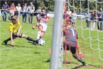  ?? FOTO: MATTHIAS JANSEN ?? Max Drössel (Mitte) hat in dieser Szene die Führung für den VfL Mühlheim auf dem Fuß. Sein Schuss in der zehnten Minute wird aber noch vor der Torlinie geklärt.