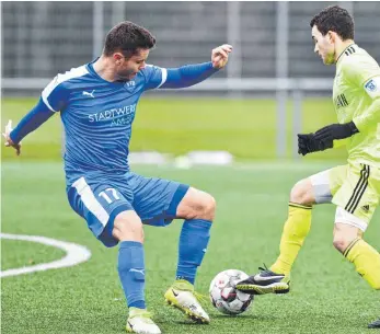  ?? FOTO: GÜNTER KRAM ?? Marian Pfluger (links) erwartet mit dem VfB Friedrichs­hafen am Samstagabe­nd den FV RW Weiler im Häfler Zeppelin-Stadion.