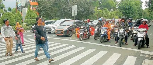  ?? DIMAS MAULANA/JAWA POS ?? NYAMAN: Pengguna kendaraan di Jalan Raya Darmo berhenti di belakang stop line. Mereka lebih mematuhi aturan setelah adanya penerapan e-TLE.