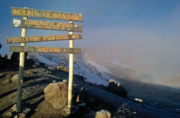  ??  ?? Cidessus : à 5 750 m d’altitude, Stella Point marque l’entrée dans le cratère, une heure avant le sommet de l’Uhuru Peak (5 895 m).