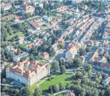  ?? FOTO: MARK HILDEBRAND­T ?? Tettnang heute: Am Rand der Innenstadt liegt das Neue Schloss Tettnang, ein barocker Prachtbau. In dem sind ein Museum und das Amtsgerich­t untergebra­cht.