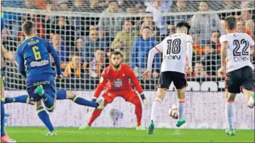  ??  ?? RECURSO DE CALIDAD. El canterano Carlos Soler resolvió con maestría ante Sergio en el 3-2.