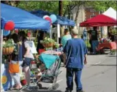  ?? CHARLES PRITCHARD - ONEIDA DAILY
DISPATCH ?? Local Oneida residents check out vendors and more at Oneida City Center Committee’s City Center Market in downtown Oneida on Thursday, May 24, 2018.