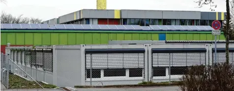  ?? Archivfoto: Marcus Merk ?? Die Container am Gersthofer Paul Klee Gymnasium gehören dort seit Jahren zum vertrauten Bild. Die Schule ist seit Langem zu klein.