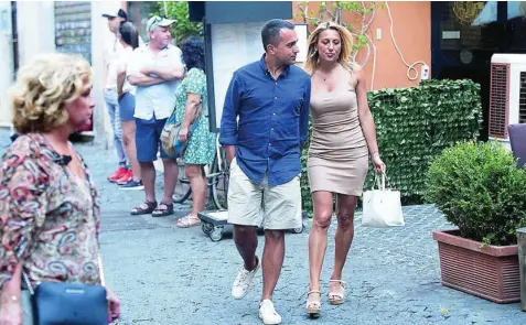  ?? EFE ?? Luigi Di Maio, vicepresid­ente italiano y líder del M5E, pasea ayer con su novia por una calle céntrica de Roma