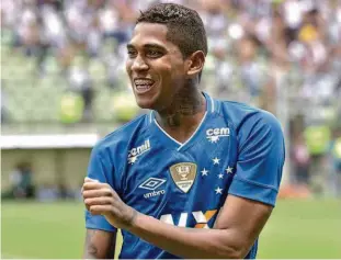  ?? Washington Alves/Light Press/Cruzeiro ?? Substituto do lesionado Fred, o atacante Raniel, de 21 anos, comemora o gol da vitória celeste sobre o Atlético-MG, no estádio Independên­cia, pelo Mineiro