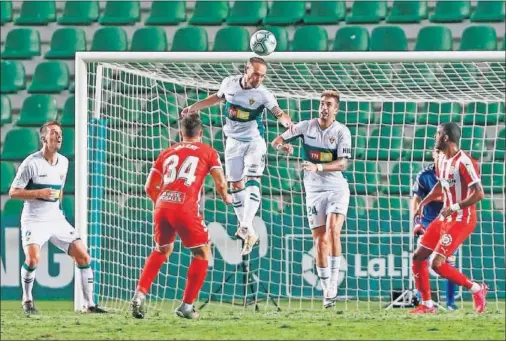  ??  ?? Nino, delantero y emblema del Elche, despeja el balón en una clara ocasión del Girona de Francisco.