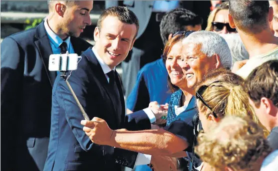  ?? PHILIPPE HUGUEN / AFP ?? El presidente francés, Emmanuel Macron, posa para un selfie con uno de sus seguidores en Le Touquet, al norte de Francia.