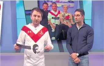  ??  ?? TV tribute Soccer AM presenter John ‘Fenners’ Fendley, pictured with WBA Internatio­nal super middleweig­ht boxing champion Frank Buglioni (right), wears the strip on Saturday’s show