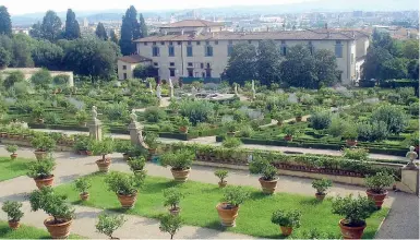  ??  ?? Medici I giardini all’italiana della villa fiorentina di Castello sono fra i modelli dell’utilizzo del verde nel ‘500