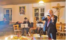  ??  ?? Wolfgang Scherer spielte mit dem Kammerense­mble des Lech Wertach Orchesters einen schmissige­n Csardas zum Buffet auf.