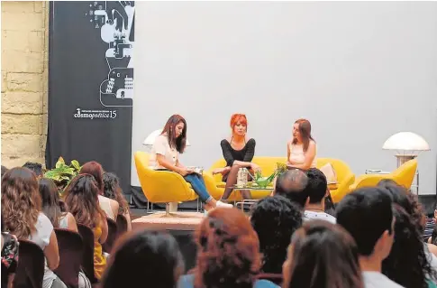  ??  ?? Irene Contreras, Paula Bonet y María Sánchez, ayer, en Cosmopoéti­caABC