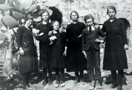  ?? (foto tratta dal sito it.Caserta) ?? Sei delle ventidue vittime della strage nazista di Caiazzo, in provincia di Caserta, avvenuta il 13 ottobre 1943