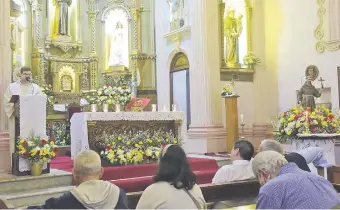  ??  ?? El fray Marcelino Aquino pronuncia la homilía en la primera misa en honor de San Francisco de Asís.