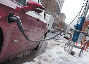  ?? JACQUES NADEAU LE DEVOIR ?? Hydro-Québec prévoit de déployer 1580 bornes publiques de recharge rapide pour véhicules électrique­s dans la province.