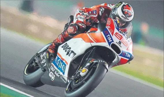  ?? FOTO: EFE ?? Jorge Lorenzo aprovecha la potencia de su Ducati para arañarle unas décimas al crono en la larguísima recta de meta del circuito de Losail donde se llegan a superar los 350 kms/h.