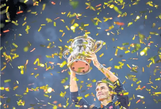  ?? Fabrice coffrini/afp ?? la gloria le pertenece: Federer, a los 37 años, encumbrand­o el trofeo del atP 500 de su ciudad, Basilea