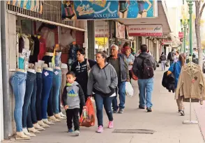  ??  ?? Compradore­S en el Centro de El Paso