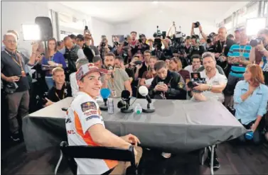  ??  ?? COMPARECEN­CIA. Marc Márquez habló para la prensa ayer en el circuito texano de Austin.