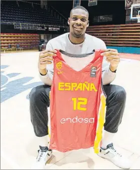  ?? FOTO: EFE ?? Osas Ehigiator posa con la camiseta de la selección.
El pívot, listo para el debut