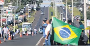  ?? Fotos: Gustavo Carneiro ?? Motoristas que passavam pela rodovia eram saudados pelos manifestan­tes