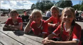  ??  ?? SKINER I KAPP MED SOLEN. Cilla Fröjdö, Ava Ilmonen och Astrid Stubb från Pargas IF gillar beachhandb­oll. Bakom sitter tränaren Jessica Ranta-aho.