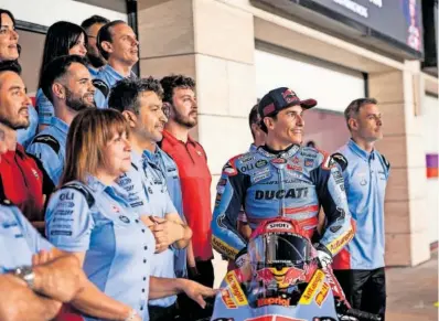  ?? ?? Marc Márquez, junto al equipo Gresini, en una imagen facilitada por la firma.