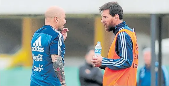  ?? GARCIA ADRASTI ?? Con Messi, cita obligada. Sampaoli quiere que no recaiga en Leo toda la responsabi­lidad y que reciba la pelota en la zona de fuego.