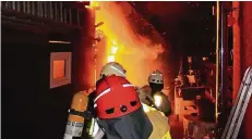  ?? ARCHIVFOTO: FEUERWEHR MONHEIM ?? Feuerwehr im Einsatz. Die Wehrleute leisten lebensgefä­hrliche Arbeit. Und können doch nicht immer retten. Das belastet.