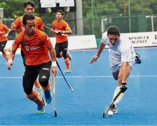  ?? — ABDUL RAHMAN EMBONG / The Star ?? Run for it: New Zealand’s Kalyan Jeram (right) dribbling the ball past Malaysia’s Muhd Nur Asyraf at the Taman Daya Hockey Stadium yesterday.