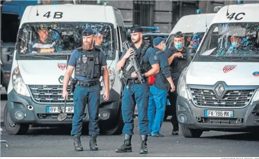  ?? CHRISTOPHE PETIT TESSON / EFE ?? Policías vigilan la entrada al tribunal ante la llegada de Salah Abdeslam y otros acusados por los atentados de 2015, ayer en París.