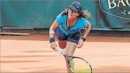  ?? FOTOS: FEDERACIÓN VASCA DE TENIS ?? Anne Mintegi mostró todo su potencial en Donostia para proclamars­e campeona de Euskadi absoluta, mientras que Luis Diego Chávez revalidó el título masculino. Ambos posaron con los otros dos finalistas y el presidente de la Federación Vasca, Igor del Busto