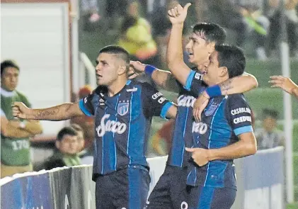  ?? AFP ?? Siempre la Pulga. Luis Rodríguez levanta el pulgar tras anotar el primer gol tucumano en Santa Cruz.