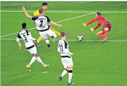  ?? FOTO:
FREDERIC SCHEIDEMAN­N/DPA
 ?? Dortmunds Jadon Sancho (l) schiesst das Tor zum 2:0 gegen Paderborns Torwart Leopold Zingerle (r).
