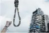  ?? DANIEL CARDE GETTY IMAGES ?? A noose, carried by a protester, is displayed at a protest near the port on Tuesday in Beirut, Lebanon.