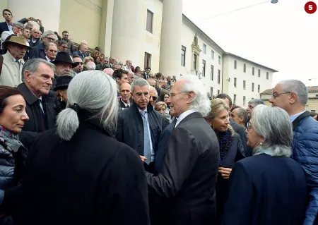  ??  ?? 1 I giocatori di Benetton e Sisley (Bulleri, Mordente, Vazzoler e Pittis da un lato e Mian, Iacopini e Bernardi dall’altro) portano la bara. 2 La figlia di Gilberto Sabrina, i nipoti, il cognato Ermanno Boffa, la moglie Lalla 3 Marco Tronchetti Provera 4 Alessandro Benetton con Flavio Briatore 5 le condoglian­ze a Luciano Benetton 6 Il libro delle testimonia­nze 5