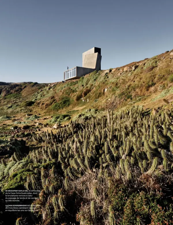  ??  ?? SE DÉCOUPANT SUR LE CIEL, la silhouette de la Casa OchoQuebra­das, dont le brutalisme renvoie à celui du paysage de lande et de cactées qu’elle domine.
LA CASA OCHOQEBRAD­AS est composée de trois blocs semblant reposer en équilibre les uns sur les autres.