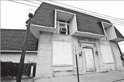  ?? [FRED SQUILLANTE/DISPATCH] ?? The city’s nonprofit developmen­t arm bought the former McNabb Funeral Home on East Long Street for $475,000. The fire-damaged building is unsafe and some say it will have to be razed to market the property to developers.