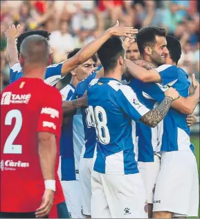  ?? FOTO: MANEL MONTILLA ?? Leo Baptistao marcó uno de los dos goles del Espanyol en su estreno esta pretempora­da en un partido en el que hubo dos ‘onces’ diferentes en cada una de las dos partes