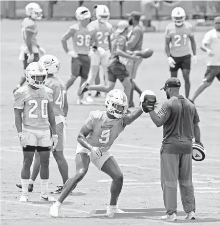  ?? SUSAN STOCKER/SOUTH FLORIDA SUN SENTINEL ?? Dolphins cornerback Noah Igbinoghen­e runs through drills during the first day of minicamp on Tuesday at Doctors Hospital Training Facility in Davie.