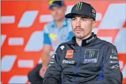  ??  ?? Maverick Viñales espera su turno durante la rueda de prensa en Italia.