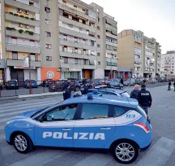  ??  ?? Controlli
Polizia in pattuglia a Ponticelli Una fase difficile per l’intero quartiere