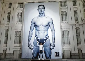  ?? Foto: Juan Carlos Hidalgo, dpa ?? Wirkt neben seinem Image als Werbefigur winzig: Fußballer Cristiano Ronaldo vermarktet sich als CR7. Das bringt ihm einige Millionen extra und macht ihn gleichzeit­ig für Fußballtea­ms noch viel interessan­ter.