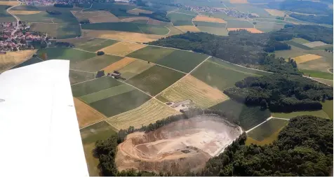  ?? Foto: René Lauer ?? Glück gehabt: Aus der Entfernung sah die Staubwolke, die aus einem Steinbruch bei Stillnau im Landkreis Dillingen aufsteigt, wie eine Rauchsäule aus.