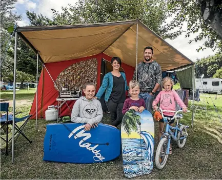  ?? BRADEN FASTIER/NELSON MAIL ?? Sonya and James Ramsay with their kids Neve, 11, Fern, 7, and Art, 5 at Tahuna Beach Kiwi Holiday Park & Motel, at Tahunanui, Nelson.