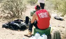  ??  ?? Los recipiente­s con agua que organizaci­ones activistas dejan en el desierto para los migrantes son destruidos por la Patrulla Fronteriza.