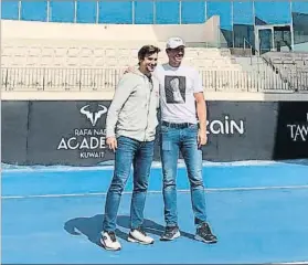  ?? FOTO: RAFA NADAL ACADEMY ?? David Ferrer y Rafa Nadal posan en Kuwait, donde hoy juegan