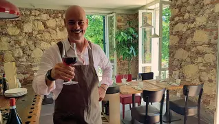  ??  ?? Lo chef Andrea Nori nel suo locale, Osteria Nori, in via Ponte Nuovo a Verona